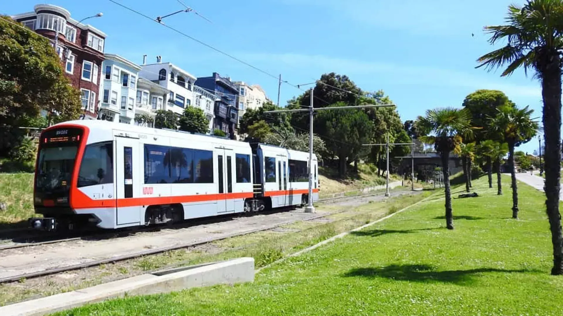 Un tren de pasajeros MUNI recorre una vía en San Francisco.